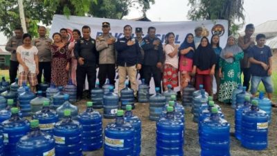 Menyambut HUT Humas Polri Ke 72, Polresta Pekanbaru Gelar Aksi Bagi – Bagi Air Minum