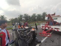 Hantam Tronton, Dua Penumpang Minibus Tewas Ditempat