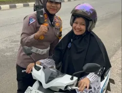 Budayakan Tertib Berlalu Lintas, Kasatlantas Pelalawan Beri Hadiah kepada Para Guru
