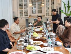 Prabowo Kunjungi Rumah Erick Thohir, Makan Siang Bareng dan Bincang Akrab dengan Keluarga