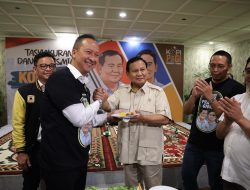 Prabowo Terima Tumpeng Syukuran Posko Relawan Prabowo-Gibran dari Agus Gumiwang dan Hasan Nasbi