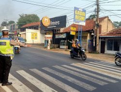 Personil Wilayah Hukum Polsek Ciampea Polres Bogor Laksanakan Kegiatan Pengaturan Lalulintas Menyeberangkan Pengguna Jalan Wujud Pelayanan Masyarakat Untuk Menekan Adanya Laka Lantas dan Kemacetan
