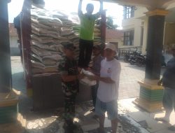 Akibat Tingginya Harga Sembako Babinsa Berikan pendampingan Pendistribusian Beras di Kelurahan Kertasari