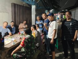 Patroli Malam Babinsa dan Bimaspol Desa Setia Darma Sambangi Warganya