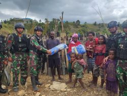 Satgas 330 Beri Bantuan Terpal Untuk Atap Istana, Keluarga Martin Dwitau Tersenyum Bahagia