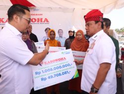 Kunker di Muna Barat, Pj Gubernur Sultra Serahkan Bantuan Beasiswa dan 2 Ribu Paket Sembako