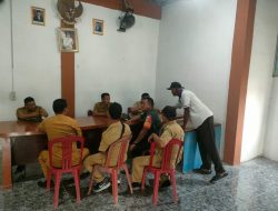 Babinsa Ajak Masyarakat Untuk Menjaga Kebersihan Lingkungan Saat Masuknya Musim Hujan