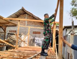 Peduli Dengan Warganya Babinsa Koramil 01 Tambun Terjun Bantu Pembangunan Rumah