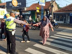 Personil Polsek Ciampea Polres Bogor Laksanakan Kegiatan Pengaturan Lalulintas Wujud Pelayanan Kepada Warga Masyarakat Untuk Menekan Laka Lantas Dan Kemacetan