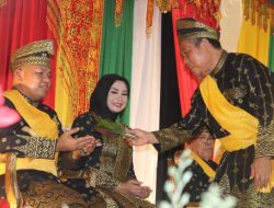 Kapolres Pelalawan Terima Gelar Kehormatan Adat Datuk Seri Abdi Arif Pengayom Negeri