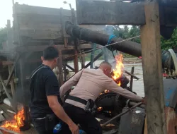 Gunakan Speedboat, Polsek Kuantan Mudik Musnahkan 5 Rakit PETI di Desa Bukit Pedusunan dan Banjar Guntung