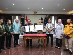 Pj Gubernur Serahkan Dana Hibah “NPHD” Ke Ketua Bawaslu Provinsi Sulawesi Tenggara