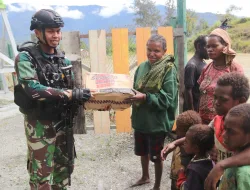 Sambut Bulan Penuh Damai Satgas 330 Tinjau Kesiapan Gereja Untuk Perayaan Natal, Bagi Sembako, Alkitab dan Solar Cell Untuk Warga Intan Jaya