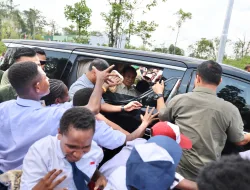 Kehadiran Prabowo Disambut Bahagia Masyarakat Mimika Papua, Berebut Selfie