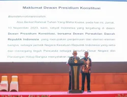 Jenderal TNI (Purn) Tri Sutrisno, Membacakan dan Menyerahkan Maklumat Presidium Konstitusi Kepada Perwakilan Anggota MPR RI