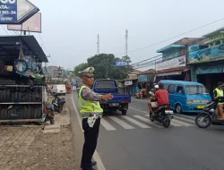 Personil Polsek Ciampea Polres Bogor Laksanakan Kegiatan Pengaturan Lalulintas Wujud Pelayanan Kepada Warga Masyarakat Untuk Menekan Laka Lantas Dan Kemacetan