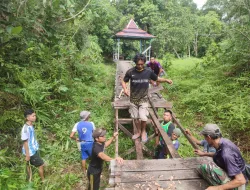Satgas Pamtas Yonarmed 10 / Bradjamusti Pos Kampung Jasa Perbaiki Jembatan Kayu
