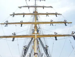 Sang Legendaris KRI Dewaruci Pencetak Laksamana TNI AL kembali berlayar mendidik Taruna Angkatan ke-71