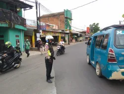 Anggota Polsek Ciampea Polres Bogor Laksanakan Kegiatan Pengaturan Lalulintas Sebagai Wujud Pelayanan Kepada Masyarakat Menekan Angka Kecelakaan dan Kepadatan Lalu Lintas