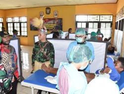 Sambut Hari Kesehatan Nasional Ke-59, Satgas Yonif 125/SMB Sunat Massal Anak – Anak-anak Distrik Edera