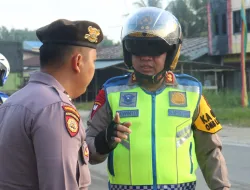 Kapolres Pelalawan Turun ke Jalan, Edukasi Masyarakat untuk Tertib Berlalu Lintas