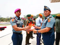 Komitmen Reward and Punishment: Panglima TNI Berikan Penghargaan kepada Prajurit Berprestasi