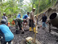 Dukung Pembangunan Wilayah Binaan, Babinsa  Bersama Warga Gotong Royong Pengecoran jalan