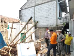 Polsek Caringin Bersama Warga Masyarakat Lakukan Penanganan Dinding Rumah Warga Yang Roboh