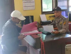 Unit SPKT Wilayah Hukum Polsek Ciomas Polres Bogor Berikan Pelayanan Kepada Masyarakat Sekaligus Beri Himbauan Kamtibmas