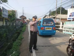 Bhabinkamtibmas Wilayah Hukum Polsek Tamansari Polres Bogor Polda Jawa Barat Yanmas Gatur Lalin Wujud Pelayanan Kepada Masyarakat Untuk Menekan Angka Laka Lantas dan Kepadatan Lalu Lintas