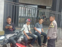 Bhabinkamtibmas Desa Gadog Wilayah Hukum Polsek Megamendung Polres Bogor Sambang Warga Sampaikan Pesan Kamtibmas Sekaligus Giat Operasi Mantab Brata Jelang Pemilu 2024 Yang Akan Datang