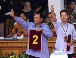 Dapat Nomor Urut 2, Prabowo-Gibran Angkat Tangan Simbol Jari Peace dan Finger Heart
