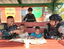 Momen Kebersamaan Prajurit Tri Dharma dan Anak-anak Intan Jaya Di Terminal Kenyang Pintar (TKP) Pos Mamba