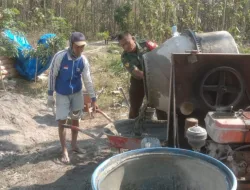 Babinsa Turun Jalan Bantu Pengecoran Jalan Penghubung