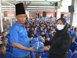 MUDAHKAN PENGAWASAN, RUTAN BANGIL BAGIKAN BAJU DIS