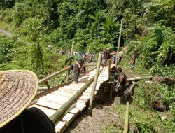 Pos Guntembawang Satgas Pamtas RI-MLY Yonarmed 16/TK Gotong-Royong Bersama Masyarakat Membangun Jembatan