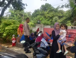 Bhabinkamtibmas Wilayah Hukum Polsek Sukamakmur Polres Bogor Sambang Warga  sampaikan pesan kamtibmas Sekaligus Giat Operasi Mantab Brata Jelang Pemilu 2024 Yang Akan Datang