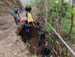 Pos Naekake Satgas Yonkav 6/Naga Karimata Bantu Perbaikan Infrastruktur Desa Bersama Masyarakat