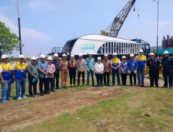 Coldplay Berikan Bantuan Kapal Penangkap Sampah Ke Pemkab Tangerang Untuk Bersihkan Cisadane