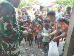 Peduli Kesehatan Anak Dimasa Pertumbuhan,  Babinsa Koramil 1710-07/Mapurujaya Bagikan Makanan Tambahan