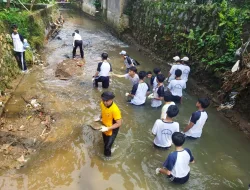 Ceria dan Bahagia, Puluhan Siswa Binaan Polresta Bogor Kota Bantu Bersihkan Puing Longsor di Cilendek Timur