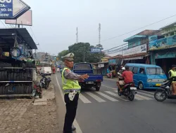Anggota Polsek Ciampea Polres Bogor Laksanakan Kegiatan Pengaturan Lalulintas
