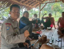 Bhabinkamtibmas Desa Barengkok  Wilayah Hukum Polsek Jasinga Polres Bogor Sambang Warga  Sampaikan Pesan Kamtibmas, Sekaligus Giat Operasi Mantab Brata Jelang Pemilu 2024 Yang Akan Datang
