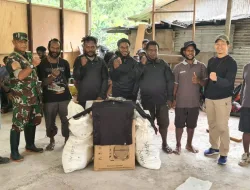 Koramil Tembagapura Berikan Bantuan Kepada Jemaat dan Gereja di Kampung Kimbeli