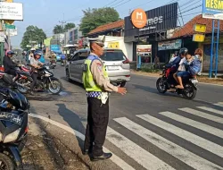 Anggota Polsek Ciampea Polres Bogor Laksanakan Kegiatan Pengaturan Lalulintas