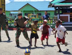 Cerianya Anak-anak Intan Jaya, Bermain Bola Bersama Tri Dharma