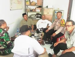 Sinergitas TNI – Polri Wilayah Hukum Polsek Cibinong Polres Bogor Sambang Warga  Sampaikan Pesan Kamtibmas Sekaligus Giat Operasi Mantab Brata Jelang Pemilu 2024 Yang Akan Datang