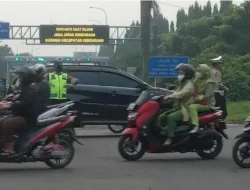 Kanit Lantas Bersama Anggota Wilayah Hukum Polsek Citeureup Polres Bogor Melakukan Kegiatan Pengaturan Lalu Lintas Wujud Pelayanan Kepada Pengguna Jalan Raya Untuk Hindari Laka Lantas Serta Kemacetan