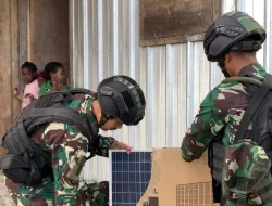 Satgas Mobile Raider 300 Siliwangi Beri Bantuan Penerangan Untuk Warga Gome Papua