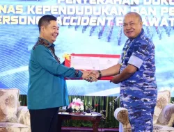 Dirjen Dukcapil Serahkan Dokumen Kependudukan pada Ahli Waris Korban Super Tocano TNI AU
